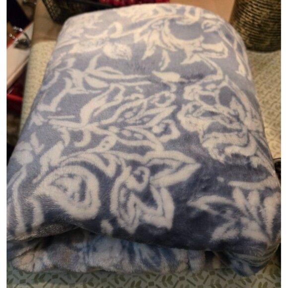 Nautica Soft Throw Blanket - Picture 3 of 3